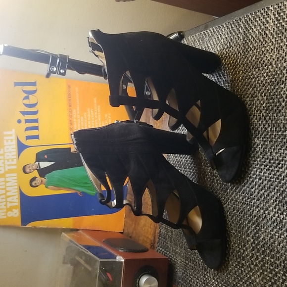 Marc Fisher caged black velvet pump - Picture 3 of 7